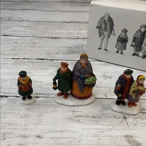 Department 56 “Carolers on the Doorstep” Christmas village accessories Read
